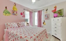 Kids bedroom with a full-size bed