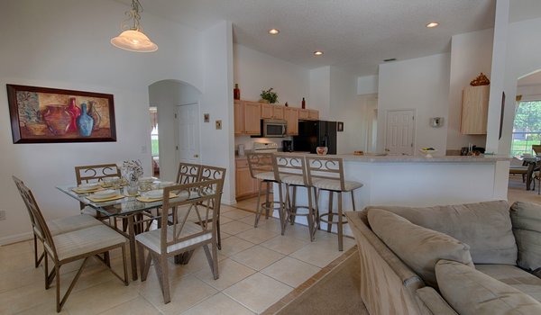 Fully equipped kitchen and nook