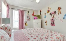 Kids bedroom with a full-size bed
