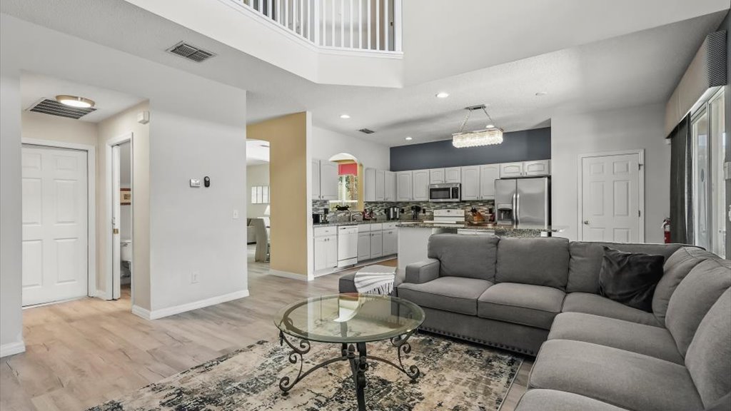 Grand family room with a flat-screen SMART TV