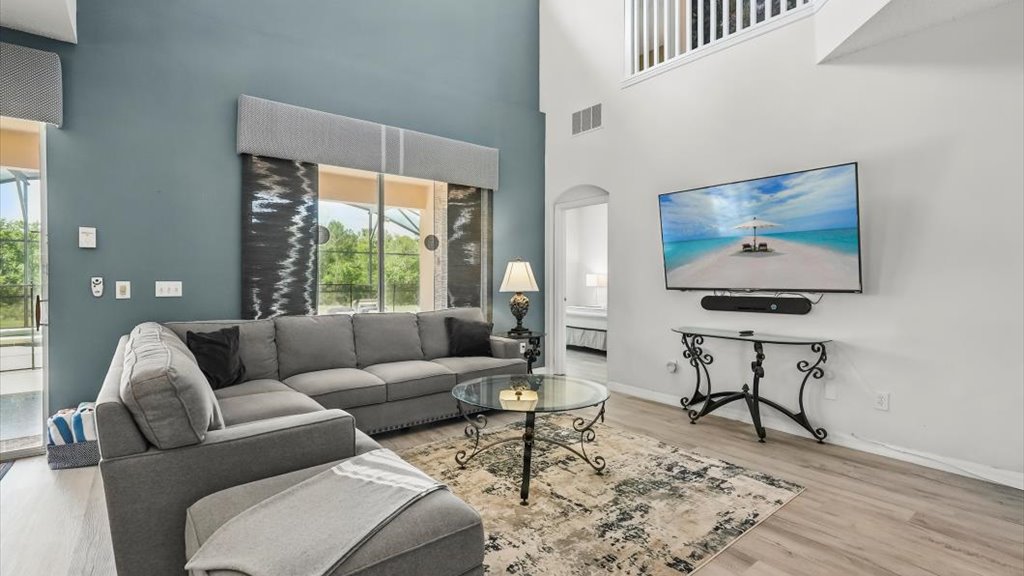 Grand family room with a flat-screen SMART TV