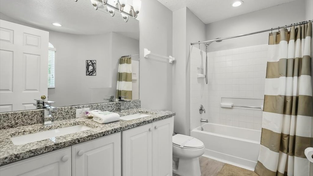 En-suite to the master bedroom #5