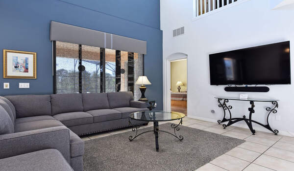 Grand family room with a flat-screen SMART TV