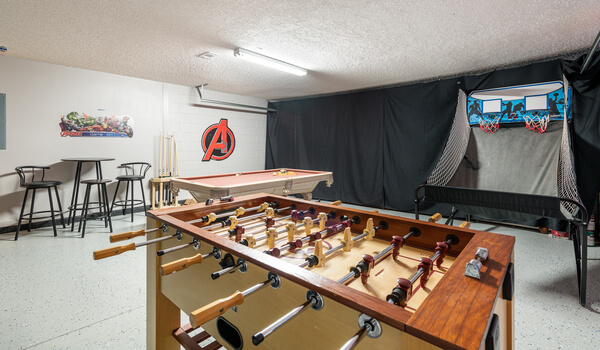 Games-room with pool table and air-hockey tables