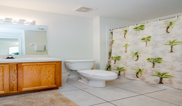 Family bathroom upstairs